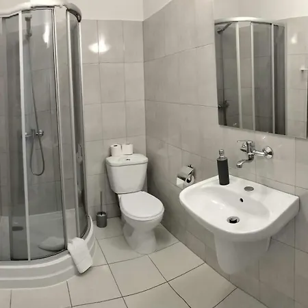 Bed & Breakfast Kamienica & Restauracja Opalenica